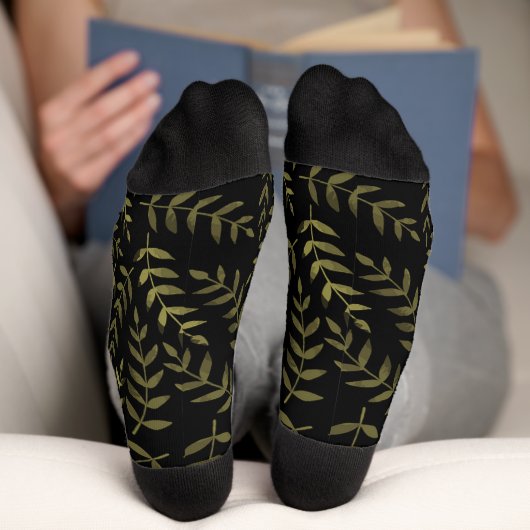 Olive-Green-Blätter auf weißen Socken (Unterseite)