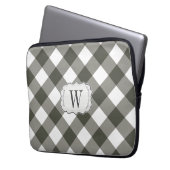 Olive Green Gingham Monogram Farmhouse-Stil Laptopschutzhülle (Vorderseite Links)