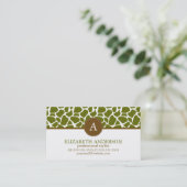 Olive Green Giraffe Muster Monogram Visitenkarte (Stehend Vorderseite)