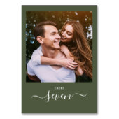 Olive Green Minimalistisch Elegantes Script Foto Tischnummer (Rückseite)