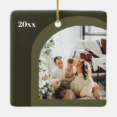 Olive Green Modern Arch Photo Modern 2026 Keramikornament (Rückseite)