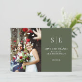 Olive Green Monogram 2 Foto Wedding Dankeskarte (Stehend Vorderseite)