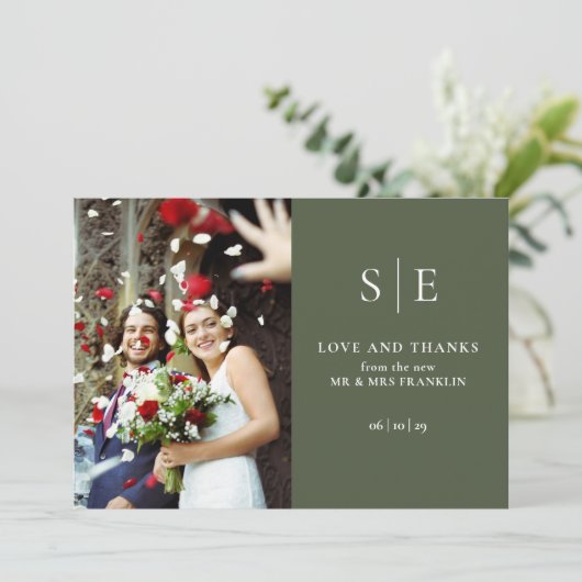 Olive Green Monogram 2 Foto Wedding Dankeskarte (Stehend Vorderseite)