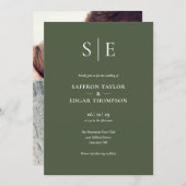 Olive Green Monogram Foto Wedding Einladung (Vorne/Hinten)