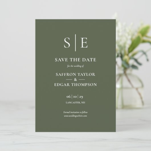 Olive Green Monogram Foto Wedding Save The Date (Stehend Vorderseite)