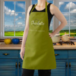 Olive green Monogram Name Business Schürze<br><div class="desc">Der Hintergrund ist grün mit Olivenöl. Personalisieren und fügen Sie Ihren Vornamen,  Monogramm-Initialen und vollständigen Namen. Verwenden Sie Ihre Backspace-Taste,  um sie zu löschen,  wenn Sie die Schürze ohne Ihren vollständigen Namen gewollt haben.</div>