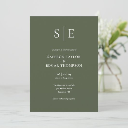 Olive Green Monogram Wedding Einladung (Stehend Vorderseite)