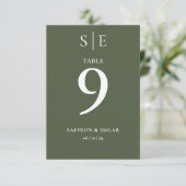 Olive Green Monogram Wedding Tischnummer (Stehend Vorderseite)
