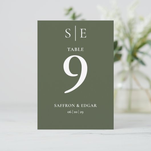 Olive Green Monogram Wedding Tischnummer (Stehend Vorderseite)