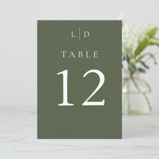 Olive Green Monogram Wedding Tischnummern (Stehend Vorderseite)