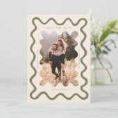 Olive Green Squiggly Wavy Frame Wedding Save The Date (Stehend Vorderseite)
