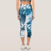 Olivenbaum Blätter Silhouette Sommerblau Capri Leggings (Rückseite)