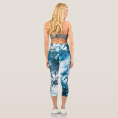 Olivenbaum Blätter Silhouette Sommerblau Capri Leggings (Rückseite)