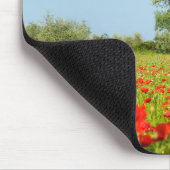 Olivenbaum in Mohnblumenfeld mousepad (Ecke)