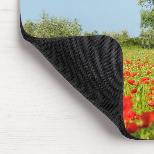Olivenbaum in Mohnblumenfeld mousepad (Ecke)