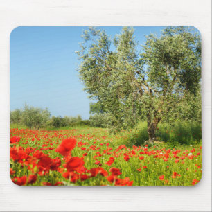 Olivenbaum in Mohnblumenfeld mousepad