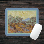 Olivenbäume Vincent Van Gogh Impressionismus Repli Mousepad<br><div class="desc">Dieses Vintage Design zeigt eine Kopie der Olivenbäume, eine in einer Reihe von zahlreichen Olivenbaumgemälden von Saint-Rémy-de-Provence, Frankreich, von dem impressionistischen Maler Vincent Van Gogh. Anfang des Jahres hatte Van Gogh Zeit im Asyl von St-Paul in der Stadt St-Rémy in Südfrankreich verbracht. Die goldgelbe Sonne strahlt auf den goldgelben Orangenfeldern...</div>