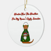 Oliver The Otter in Nanas hässlichem Pullover mit Keramik Ornament (Links)