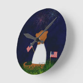 Oliver The Otter Watching Fireworks Runde Wanduhr (Winkel)