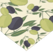 Olivgrüne Niederlassungen auf weg von weißem Tischdecke (Schrägansicht)