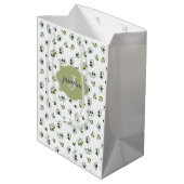 Olivgrünes Monogramm Name Wasserfarbe Chic Muster Mittlere Geschenktüte (Rückseite Schrägansicht)