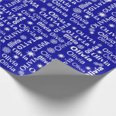 OLIVIA Individuelle Name mit Schneeflocken auf bla Geschenkpapier (Ecke)