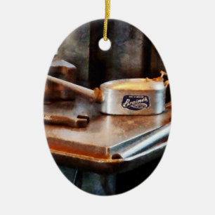Ölkanne und Schraubenschlüssel Keramik Ornament