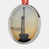 Ölplattform-Silhouette Silbernes Ornament (Links)