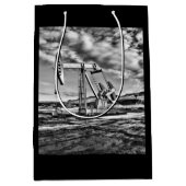 Ölpumpenanlage (Pumpjack) in Schwarz und Weiß Mittlere Geschenktüte (Vorderseite)