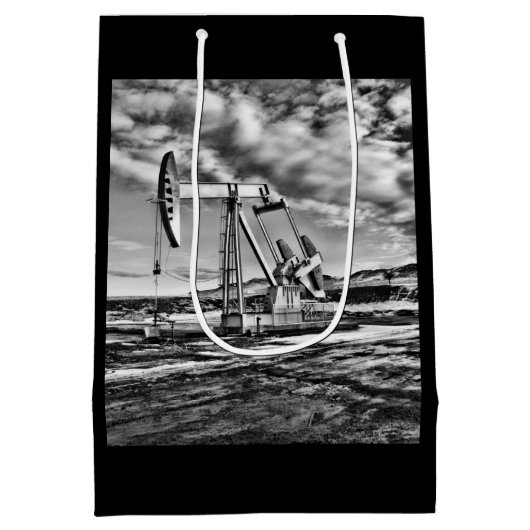 Ölpumpenanlage (Pumpjack) in Schwarz und Weiß Mittlere Geschenktüte (Rückseite)