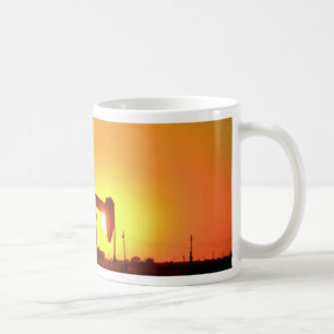 Ölquellepumpe am Sonnenuntergang, Illinois, USA Kaffeetasse