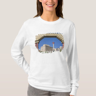 Olympic Plaza und Calgary Tower, Alberta, Kanada T-Shirt