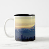 Olympische Berge aus Sammamish Zweifarbige Tasse (Links)