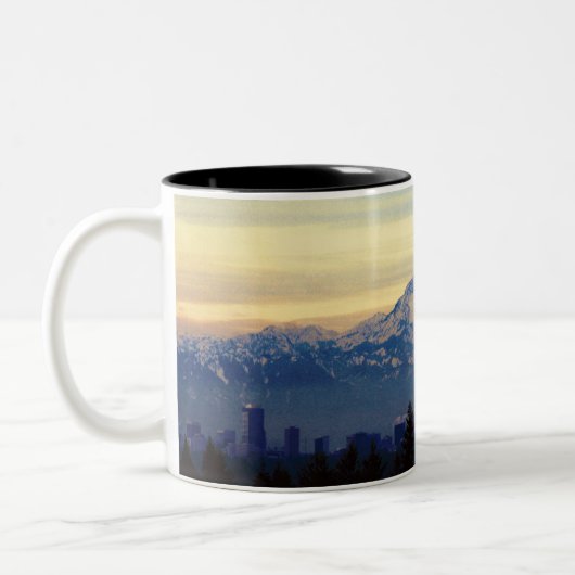 Olympische Berge aus Sammamish Zweifarbige Tasse (Links)