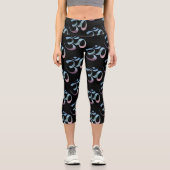 Om 1 Scattered Black Background Capri Leggings (Vorderseite)