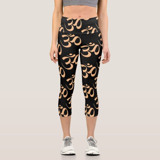 Om 4 Scattered Black Background Capri Leggings (Vorderseite)
