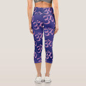 Om 5 Scattered Blue Monochrome Tie dye Capri Leggings (Rückseite)