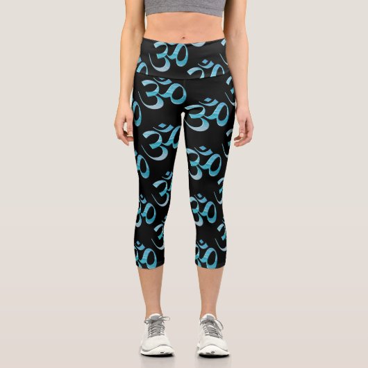 Om 6 Scattered Black Background Capri Leggings (Vorderseite)