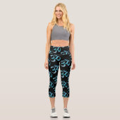 Om 6 Scattered Black Background Capri Leggings (Vorderseite)