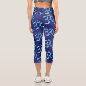 Om 6 Scattered Blue Monochrome Tie dye Capri Leggings (Rückseite)