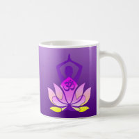 OM-Lotos-Blumen-Yoga-Pose auf lila Steigung