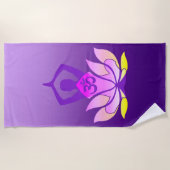 Om Lotus Blume Yoga Pose auf Lila Gradient Strandtuch (Vorderseite)