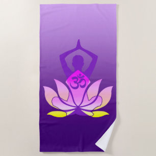 Om Lotus Blume Yoga Pose auf Lila Gradient Strandtuch