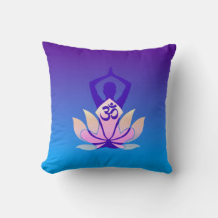 Om Lotus Yoga Pose Lila Hue Kissen
