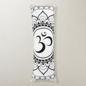 Om Mandala White & Black doppelseitig Seitenschläferkissen (Vorderseite Vertikal)
