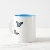 Om mit Schmetterling - Tasse (Vorderseite Links)
