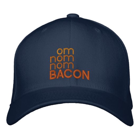OM NOM NOM BACON BESTICKTE BASEBALLKAPPE (Vorderseite)