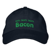 OM NOM NOM BACON Liebe Bestickte Baseballkappe (Vorderseite)