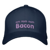 OM NOM NOM BACON LIEBE BESTICKTE BASEBALLKAPPE (Vorderseite)