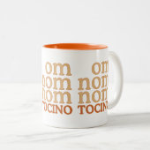 OM NOM NOM mmm... TOCINO Zweifarbige Tasse (VorderseiteRechts)